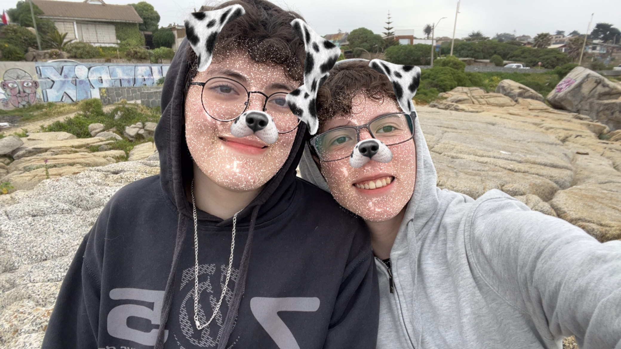 Los dos juntos frente al mar, con nuestro filtro de perrito